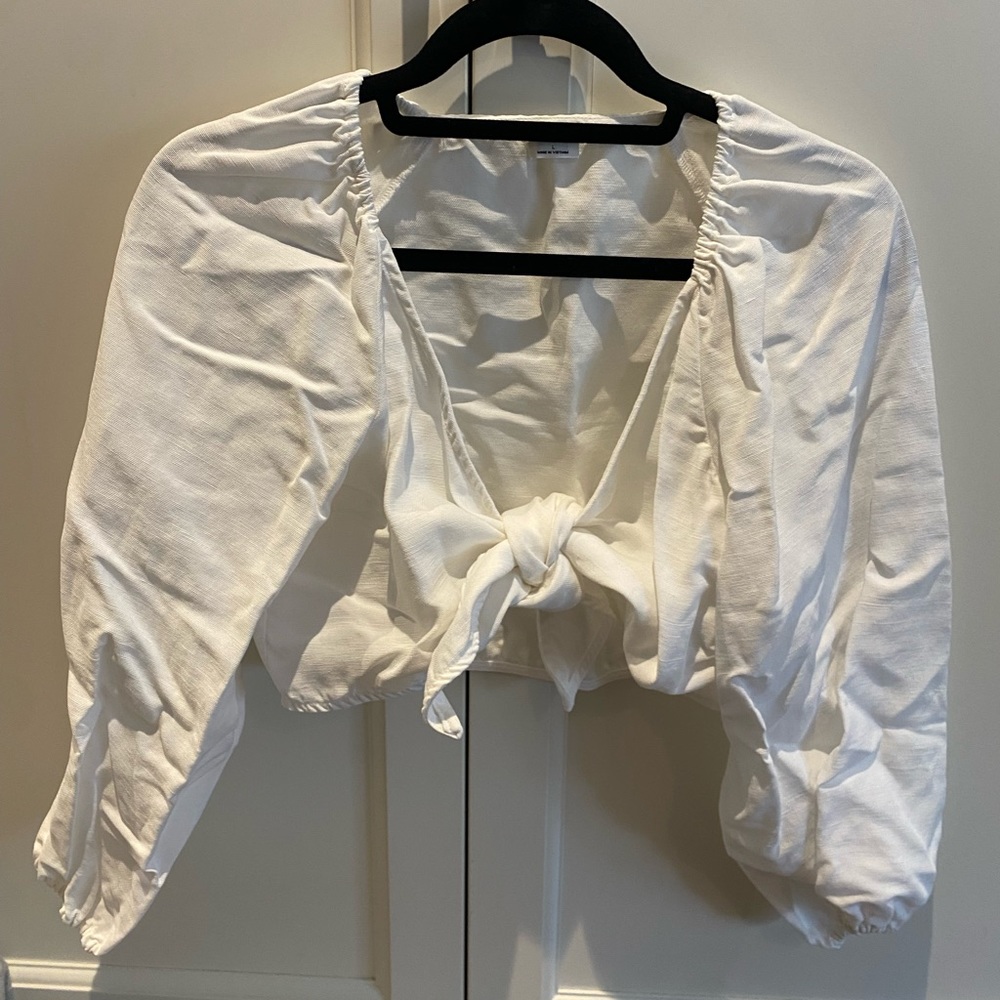 LINEN ARITZIA BUBBLE SLEEVE TIE CROP TOP